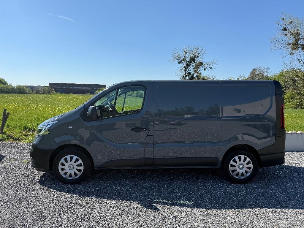 Renault Trafic 2.0L **Clim Gps Caméra Attelage**, Euro 6, Entreprise, Entretenue par le concessionnaire, Noir