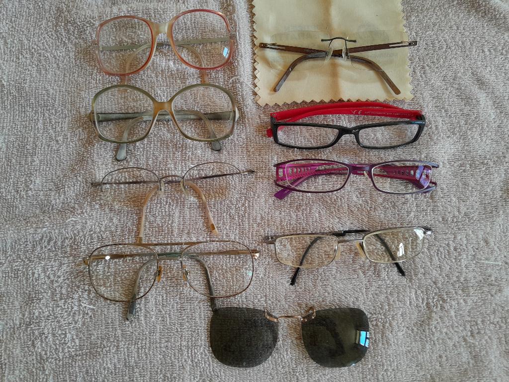 Lot de lunettes (8 paires + 2 supports pour soleil) 35€/lot, Ophalen, Bril