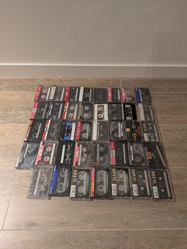 45 cassettes/cassettes usagées, CD & DVD, Cassettes audio, 26 cassettes audio ou plus, Pré-enregistrées, Avec boîte de rangement, étagère ou coffret