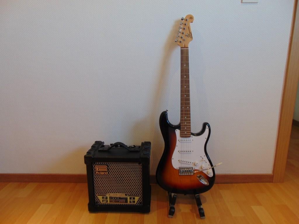 Gitaar stratocaster SX + Roland Cube 15XL versterker ., Muziek en Instrumenten, Ophalen, Nieuw