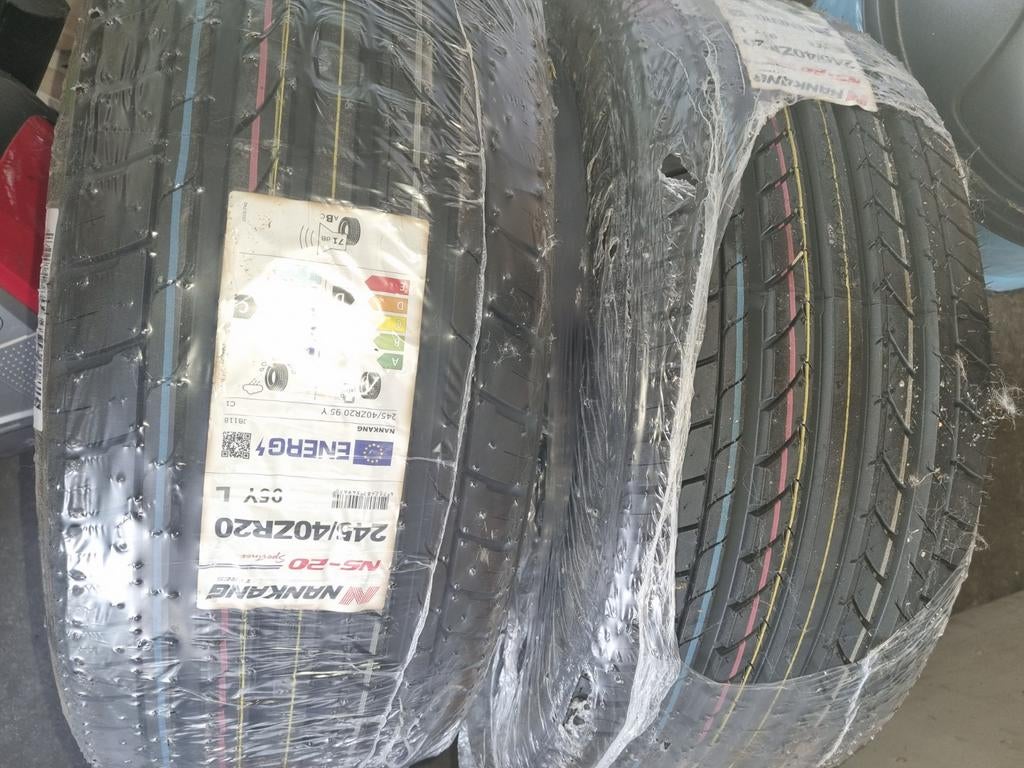 Pneus neuf 245/40 R20