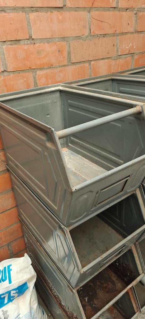 Bac de rangement industriel en métal empilable, Enlèvement