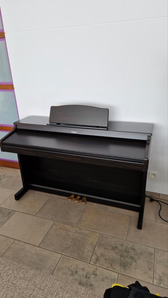 Roland Hp 3e digitaal in mahonie houtafwerking, Muziek en Instrumenten, Piano's, Ophalen