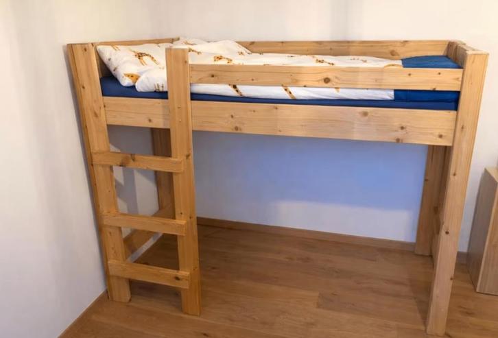 Lit mezzanine en bois massif pour enfants, Enfants & Bébés, Chambre d'enfant | Lits superposés & Lits mezzanines, Utilisé, Lit mezzanine