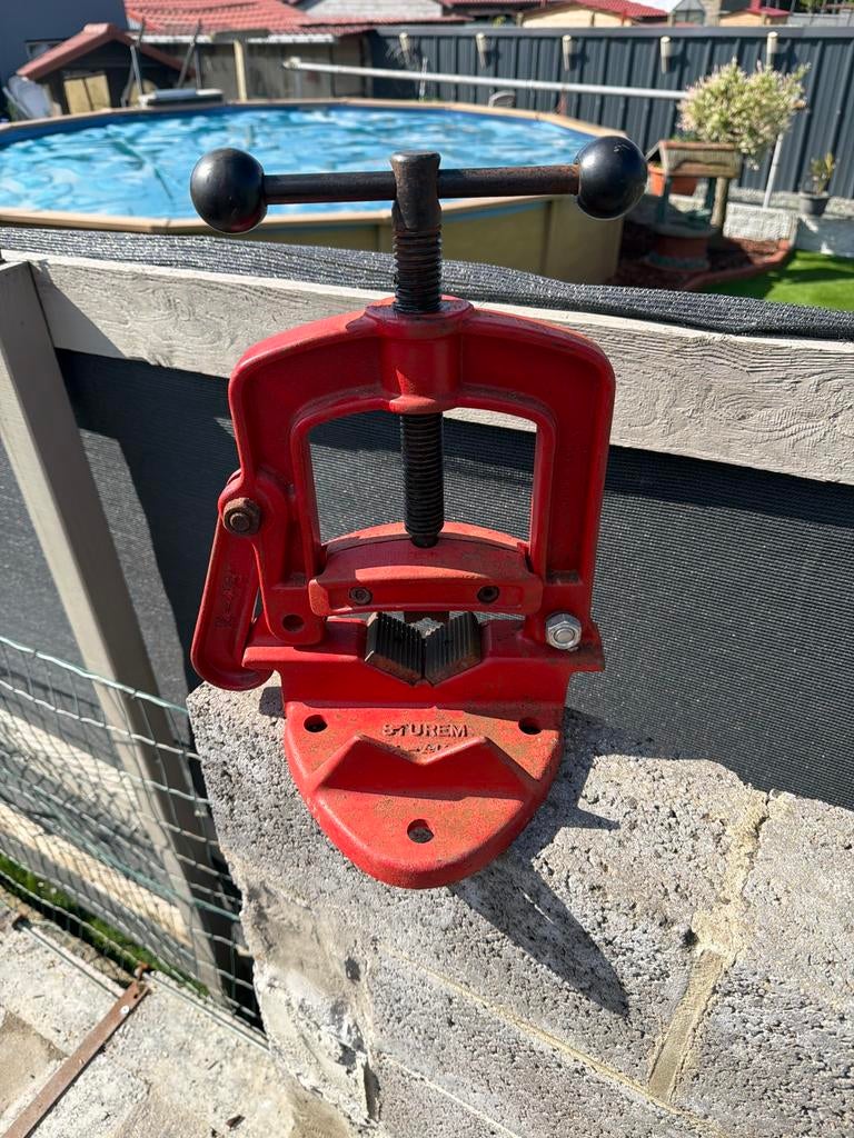 Etau a tuyau marque sturem, Bricolage & Construction, Enlèvement, Comme neuf