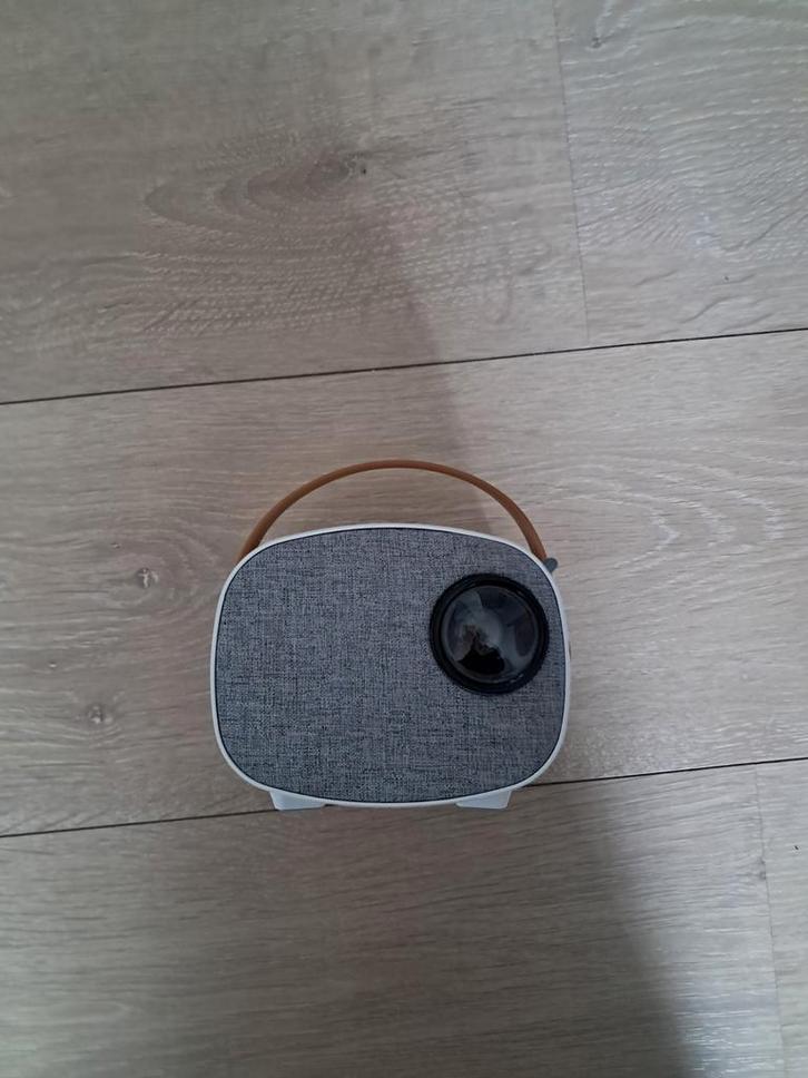 Stijlvolle Home Cinema Beamer - Wit/Grijs met Lederen Look -, Audio, Tv en Foto, Projectieschermen, Gebruikt, Handmatig, Ophalen