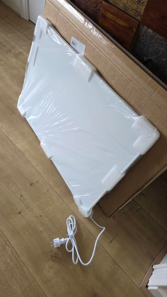 Panneau infrarouge de 700 watts avec fonctionnalité Wi-Fi, Neuf, 500 à 800 watts, Haut rendement (HR), Autres types