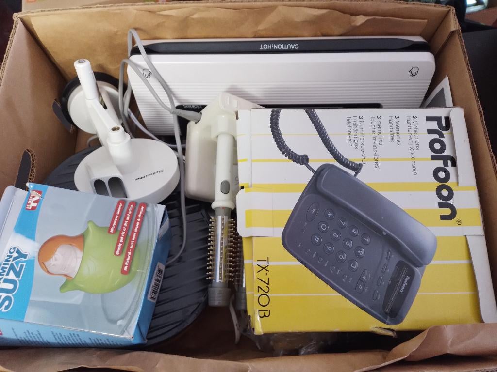 Rommelmarkt gerief 33 dozen en twee grote tassen, Diversen, Rommelmarktspullen, Zo goed als nieuw, Ophalen