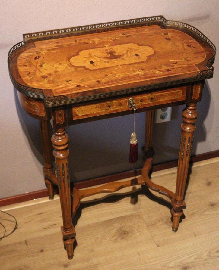 Antiek tafeltje met intarsia inlegwerk, Antiek en Kunst, Antiek | Meubels | Tafels, Ophalen