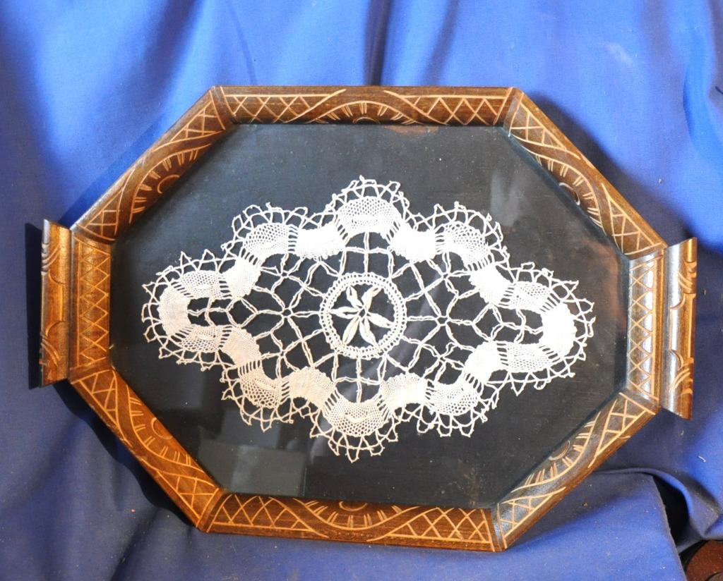 plateau en bois vitré  decor napperon crochet, Antiquités & Art, Enlèvement ou Envoi