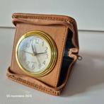 Reiswekker in leren draagtas, Elektronische apparatuur, Wekkers, Verzenden, Zo goed als nieuw, Analoog