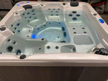 Jacuzzi / Spa 5 personen, Tuin en Terras, Ophalen, Zo goed als nieuw, Filter, Vast