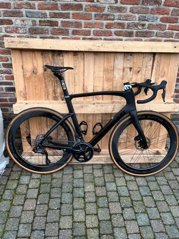 Pinarello F9 matt black maat 57,5 met campagnolo bora wielen beschikbaar voor biedingen