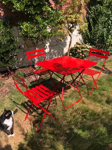 Rode metalen tuinstoelen en tafel beschikbaar voor biedingen