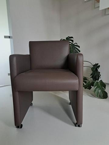 Taupe fauteuil beschikbaar voor biedingen