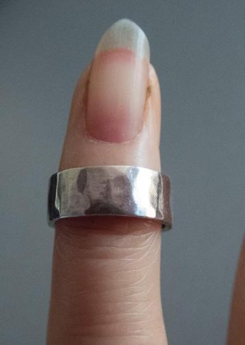 kleine zilveren ring 12.8mm beschikbaar voor biedingen