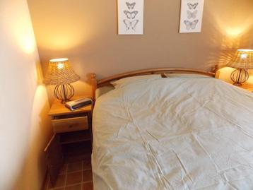 Bedframe + nachtkastjes beschikbaar voor biedingen