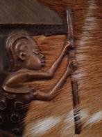 Afrikaans metalen kader  in reliëf met dierenvel, Antiek en Kunst, Ophalen of Verzenden