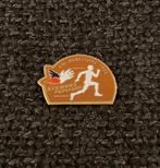 PIN - SECOURS POPULAIRE - JEUX OLYMPIQUES BARCELONE 1992, Sport, Utilisé, Envoi, Insigne ou Pin's