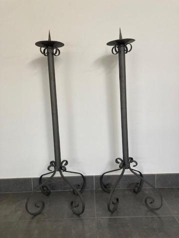 Set van 2 grote smeedijzeren kandelaars (97 cm) beschikbaar voor biedingen