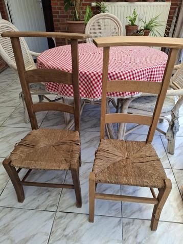 2 ANTIEKE KERKSTOELEN beschikbaar voor biedingen