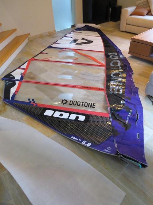 Duotone Warp_Fin 2024 6.8 in topstaat, Watersport en Boten, Windsurfen, Zo goed als nieuw, Zeil, Met draagtas, 5 tot 7 m², Ophalen