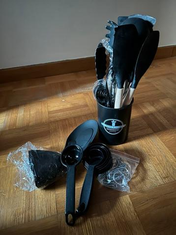 Lot ustenciels de cuisine neuf. beschikbaar voor biedingen