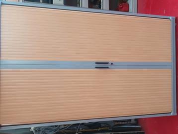 Metalen archiefkast met 3 legplaten en sleutel.  beschikbaar voor biedingen