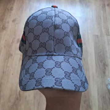 Nieuwe Gucci-pet. Open voor aanbiedingen. beschikbaar voor biedingen