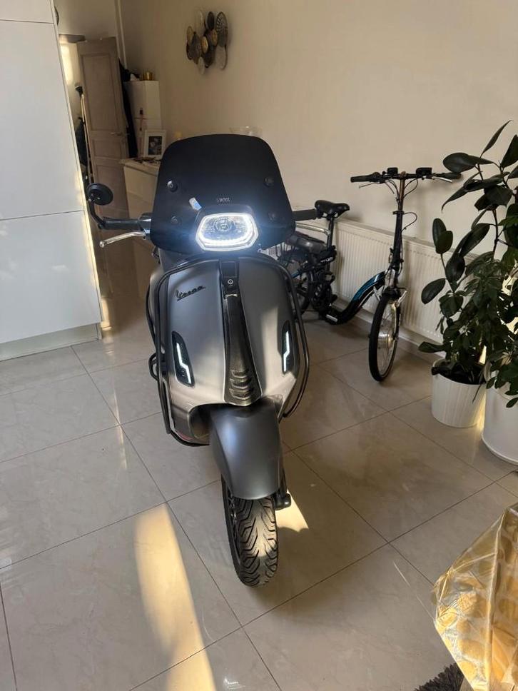Vespa Sprint 50cc – Matgrijs – Met Angellicht, Fietsen en Brommers, Scooters | Vespa, Gebruikt, Overige modellen, Klasse B (45 km/u)