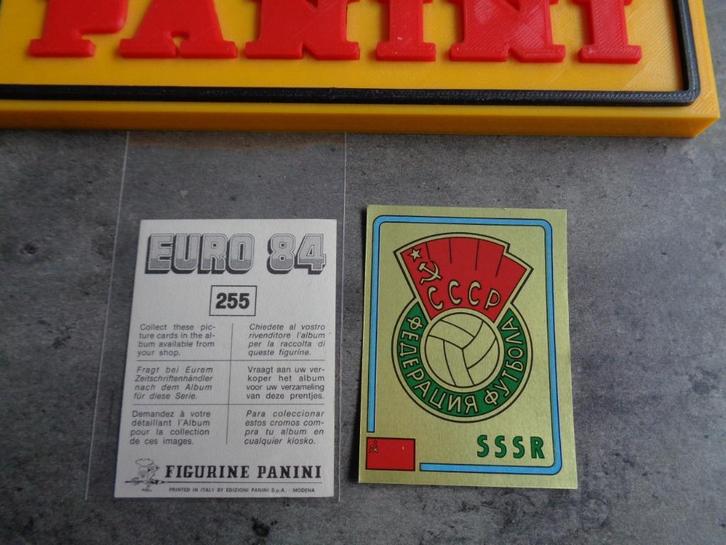 PANINI VOETBAL STICKER EURO 84 EK EMBLEEM NR 255  BADGE ONGE, Hobby en Vrije tijd, Stickers en Plaatjes, Sticker, Ophalen of Verzenden