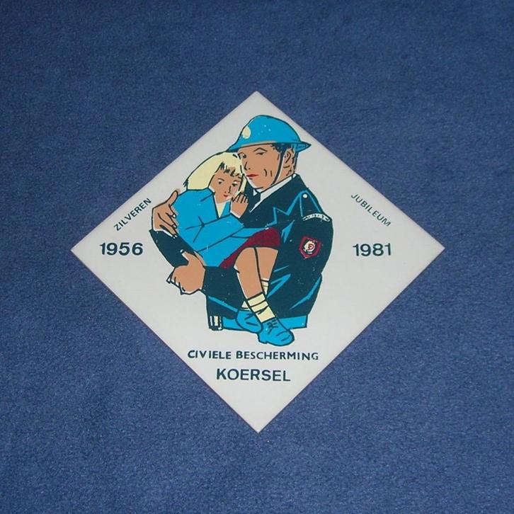 Vintage tegel Civiele Bescherming Koersel, Verzamelen, Overige Verzamelen, Ophalen