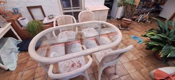 Glazen tafel met 4 witte houten stoelen beschikbaar voor biedingen