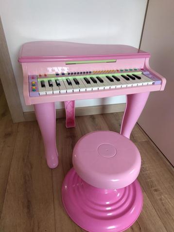 Piano enfant avec tabouret et micro disponible aux enchères