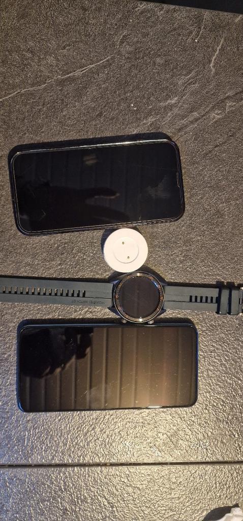 iPhone 13 pro noir titanium + Huawei p30pro +montre connecté, Bijoux, Sacs & Beauté, Montres connectées, Noir, État, Enlèvement ou Envoi