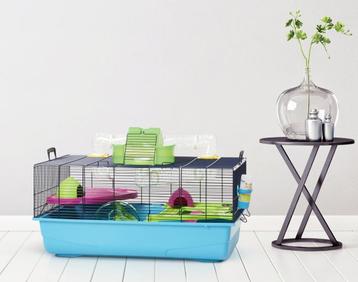 Grote hamsterkooi met heel veel spullen + kleine kooi beschikbaar voor biedingen