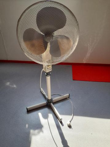 Ventilator  op voet beschikbaar voor biedingen