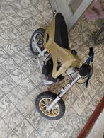 Iemand mini bike staan of pocket bike of schooter of quat, Motos