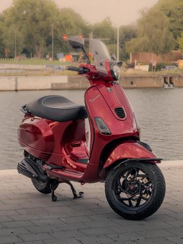 Vespa LX 4v Candy red Full option 50cc weinig km!  beschikbaar voor biedingen