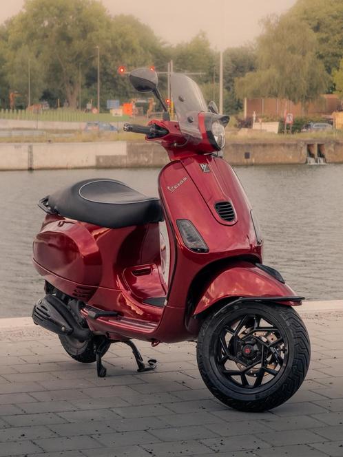 Vespa LX 4v Candy red Full option 50cc weinig km!, Fietsen en Brommers, Scooters | Vespa, Zo goed als nieuw, Vespa LX, Elektrisch