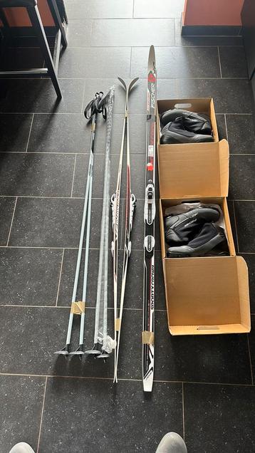 2 paires de ski de fond + chaussures + bâtons ETAT NEUF !! beschikbaar voor biedingen