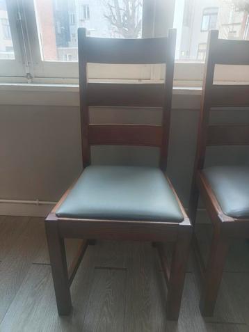 6 Houten stoelen  beschikbaar voor biedingen