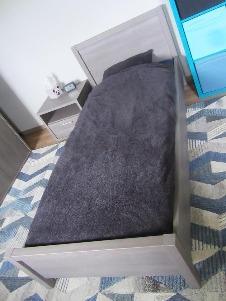 Neyt Slaapkamer éénpersoonsbed met nachtkastje en toebehoren, Huis en Inrichting, Slaapkamer | Bedden, Zo goed als nieuw, Eenpersoons