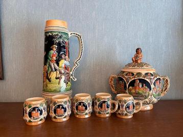 Verzameling decoratieve bierkruiken en karaffen beschikbaar voor biedingen
