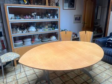 Tables extensible + 6 chaises + meuble-vitrine (Vastiau-Gode beschikbaar voor biedingen