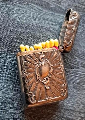 Antieke luciferhouder rond 1900-1920 beschikbaar voor biedingen