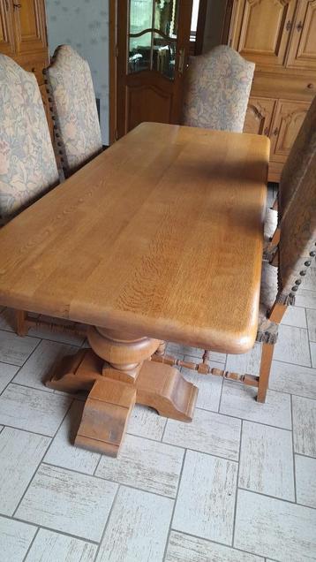 Eiken houten tafel + 6 stoelen (met stof bekleed)