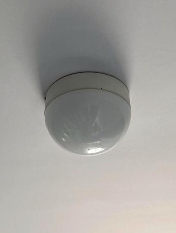 1 Plafoneer met melkglas en witte rand  disponible aux enchères