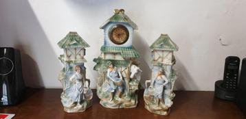 Ensemble d'horloges sculptures en porcelaine, 3 parties