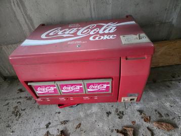 Coca cola blikjes automaat uit 1984 beschikbaar voor biedingen